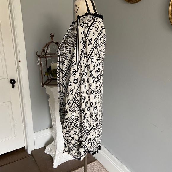 Forever 21 Pom Pom duster - Picture 2 of 10